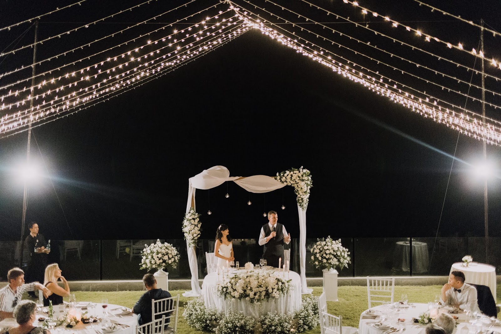 Wide view of Morten and Jessica's bridal table